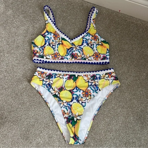 Lemon bikini 🍋 - Picture 3 of 9